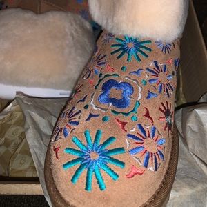 Mid Embroidered UGG Boots NEVER WORN